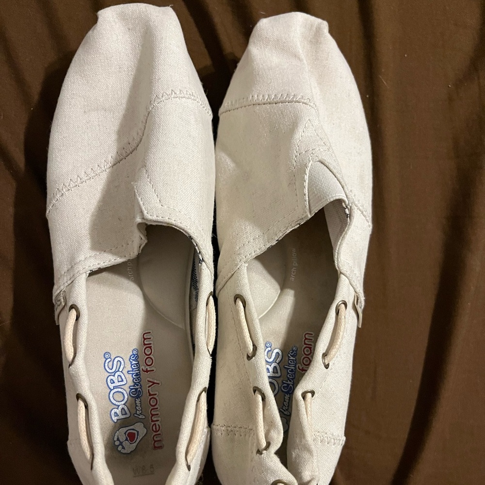 EUC BOBS SKECHERS SIZE 8.5